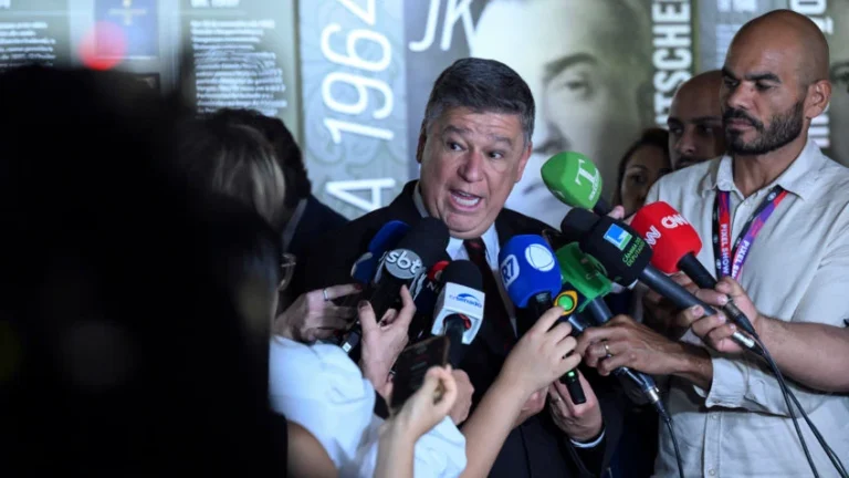 Carlos Viana denuncia Lula por estelionato eleitoral