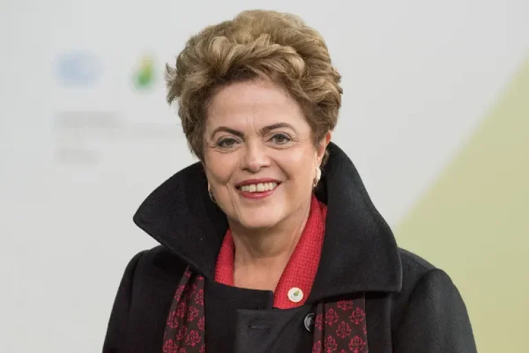 Dilma ganha R$ 17 mil por mês e R$ 6 mi retroativos como anistiada