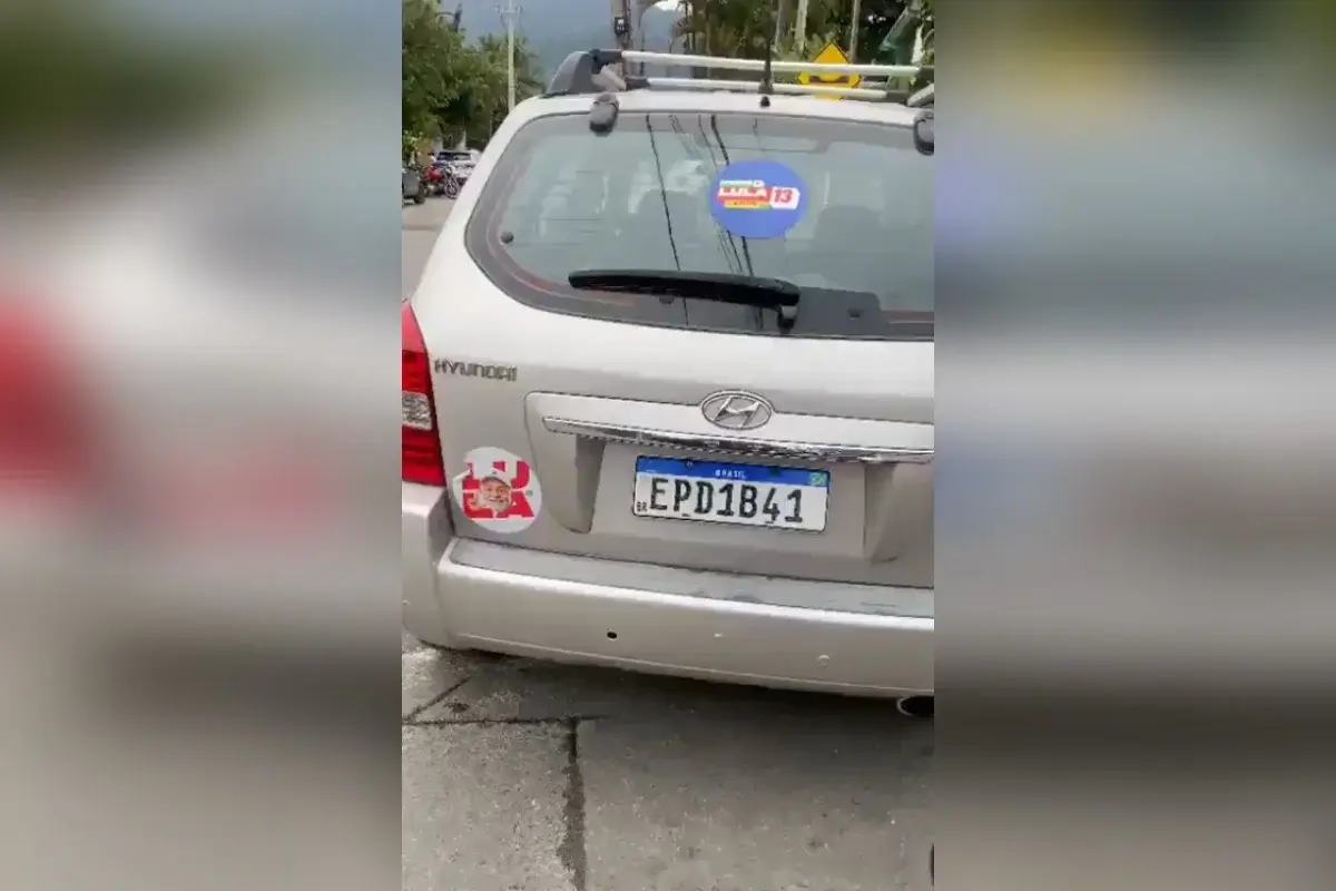 Homem em carro adesivado de Lula atropela duas crianças em ato bolsonarista Homem em carro adesivado de Lula atropela duas crianças em ato bolsonarista
