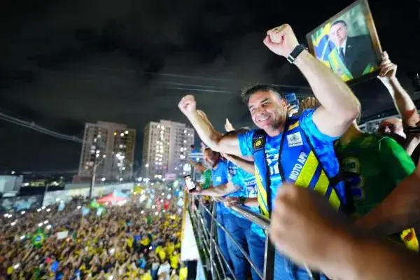 Flávio reúne multidão em ato político em Fortaleza (CE) Flávio reúne multidão em ato político em Fortaleza (CE)