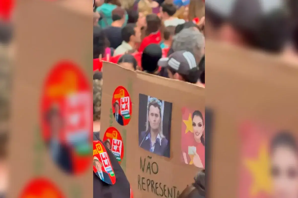 Imagem de Charlie Kirk é usada em cartaz contra Júlia Zanatta em SC Imagem de Charlie Kirk é usada em cartaz contra Júlia Zanatta em SC